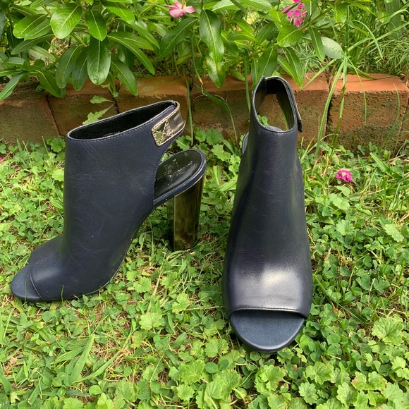 🦋 🎉HP🎉 NWOT Halston Navy Leather Bootie - 7M - Picture 4 of 8